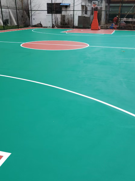 王益 球场长期使用易出现地面开裂